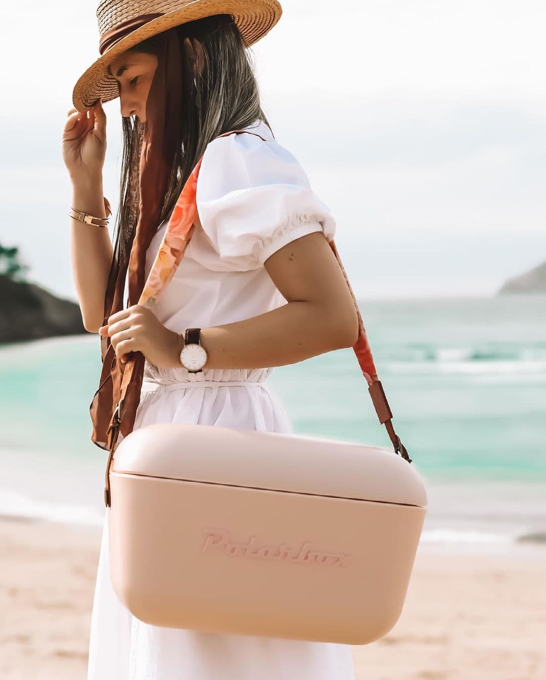 Mulher na praia com uma Polarbox a tiracolo
